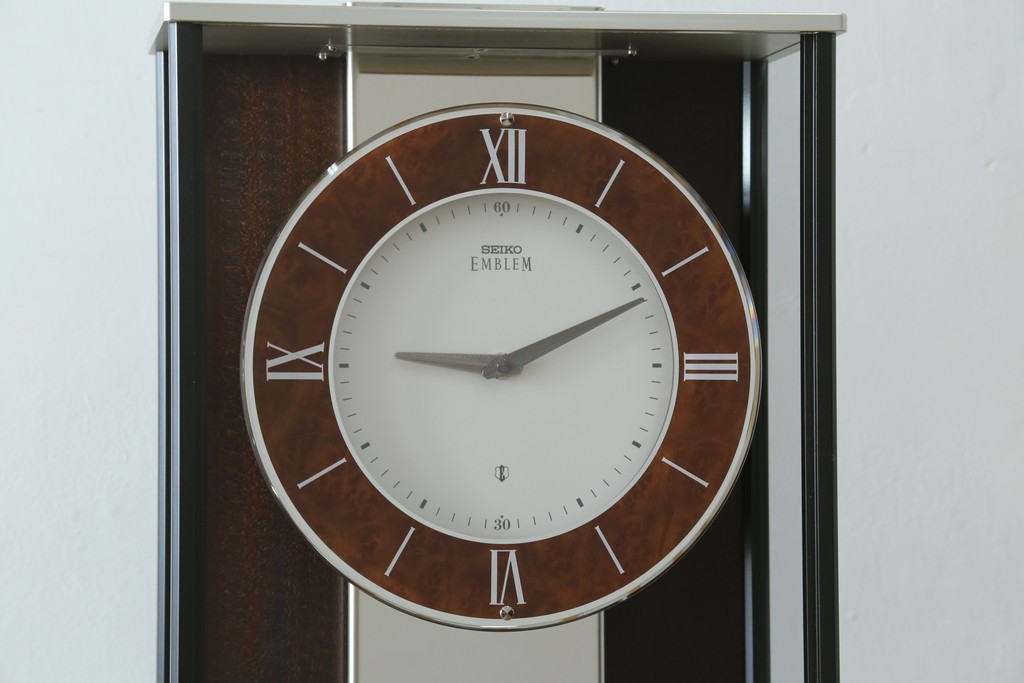 中古　美品　高級品!!　SEIKO(セイコー)　EMBLEM(エンブレム)　HW572B　モダンデザイン　洗練された高級感漂うデザインの報時ホールクロック　定価約110万円　(R-082650)