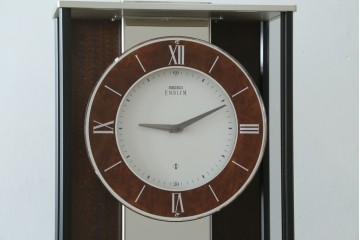 中古　美品　高級品!!　SEIKO(セイコー)　EMBLEM(エンブレム)　HW572B　モダンデザイン　洗練された高級感漂うデザインの報時ホールクロック　定価約110万円　(R-082650)