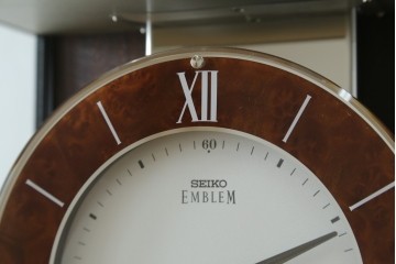 中古　美品　高級品!!　SEIKO(セイコー)　EMBLEM(エンブレム)　HW572B　モダンデザイン　洗練された高級感漂うデザインの報時ホールクロック　定価約110万円　(R-082650)