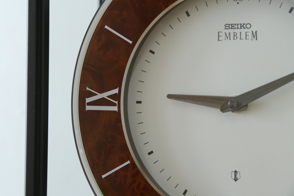 中古　美品　高級品!!　SEIKO(セイコー)　EMBLEM(エンブレム)　HW572B　モダンデザイン　洗練された高級感漂うデザインの報時ホールクロック　定価約110万円　(R-082650)