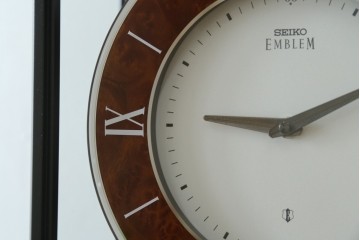 中古　美品　高級品!!　SEIKO(セイコー)　EMBLEM(エンブレム)　HW572B　モダンデザイン　洗練された高級感漂うデザインの報時ホールクロック　定価約110万円　(R-082650)