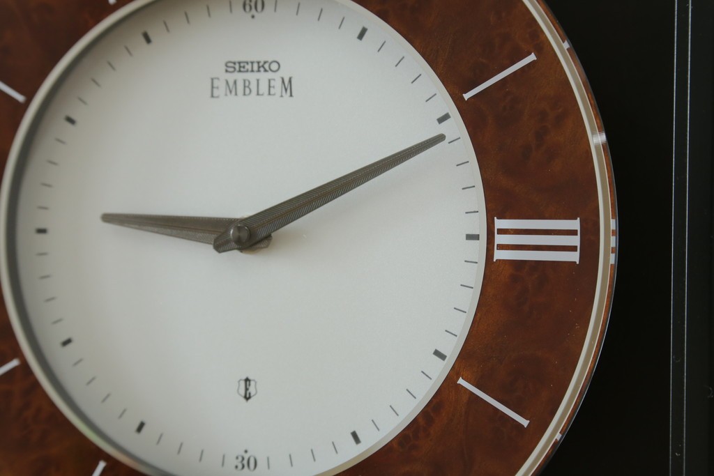 中古　美品　高級品!!　SEIKO(セイコー)　EMBLEM(エンブレム)　HW572B　モダンデザイン　洗練された高級感漂うデザインの報時ホールクロック　定価約110万円　(R-082650)