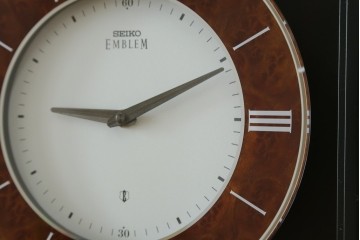 中古　美品　高級品!!　SEIKO(セイコー)　EMBLEM(エンブレム)　HW572B　モダンデザイン　洗練された高級感漂うデザインの報時ホールクロック　定価約110万円　(R-082650)