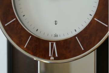 中古　美品　高級品!!　SEIKO(セイコー)　EMBLEM(エンブレム)　HW572B　モダンデザイン　洗練された高級感漂うデザインの報時ホールクロック　定価約110万円　(R-082650)