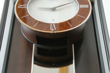 中古　美品　高級品!!　SEIKO(セイコー)　EMBLEM(エンブレム)　HW572B　モダンデザイン　洗練された高級感漂うデザインの報時ホールクロック　定価約110万円　(R-082650)