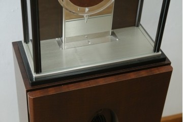 中古　美品　高級品!!　SEIKO(セイコー)　EMBLEM(エンブレム)　HW572B　モダンデザイン　洗練された高級感漂うデザインの報時ホールクロック　定価約110万円　(R-082650)
