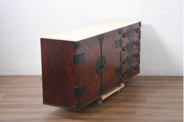 中古　美品!!　岩谷堂箪笥　「菊幸」　欅(ケヤキ)材　漆塗り　天板・脚(台輪)付きリメイク　落ち着いた和の雰囲気漂う収納箪笥(テレビ台、テレビボード、引き出し、和タンス、衣装箪笥、着物箪笥)(R-082654)