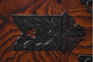 中古　美品!!　岩谷堂箪笥　「菊幸」　欅(ケヤキ)材　漆塗り　天板・脚(台輪)付きリメイク　落ち着いた和の雰囲気漂う収納箪笥(テレビ台、テレビボード、引き出し、和タンス、衣装箪笥、着物箪笥)(R-082654)