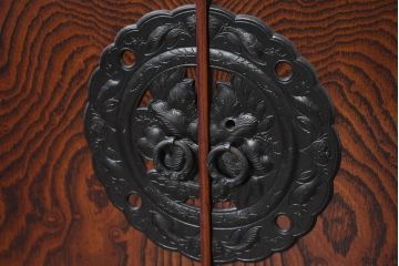 中古　美品!!　岩谷堂箪笥　「菊幸」　欅(ケヤキ)材　漆塗り　天板・脚(台輪)付きリメイク　落ち着いた和の雰囲気漂う収納箪笥(テレビ台、テレビボード、引き出し、和タンス、衣装箪笥、着物箪笥)(R-082654)
