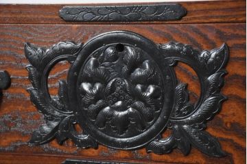 中古　美品!!　岩谷堂箪笥　「菊幸」　欅(ケヤキ)材　漆塗り　天板・脚(台輪)付きリメイク　落ち着いた和の雰囲気漂う収納箪笥(テレビ台、テレビボード、引き出し、和タンス、衣装箪笥、着物箪笥)(R-082654)