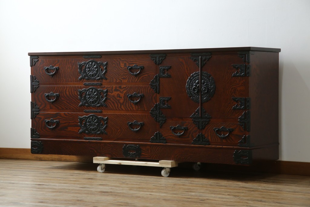 中古　美品　岩谷堂箪笥　「菊幸」　欅(ケヤキ)材　漆塗り　重厚感ある金具が上品な雰囲気を醸し出すサイドチェスト　(R-082655)