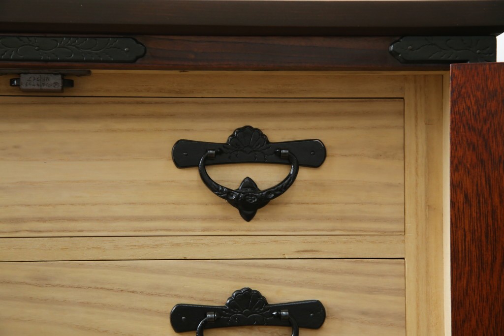 中古　美品　岩谷堂箪笥　「菊幸」　欅(ケヤキ)材　漆塗り　重厚感ある金具が上品な雰囲気を醸し出すサイドチェスト　(R-082655)