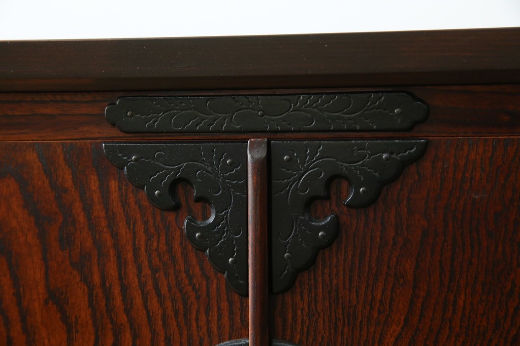 中古　美品　岩谷堂箪笥　「菊幸」　欅(ケヤキ)材　漆塗り　重厚感ある金具が上品な雰囲気を醸し出すサイドチェスト　(R-082655)