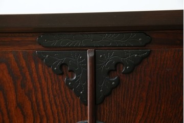 中古　美品　岩谷堂箪笥　「菊幸」　欅(ケヤキ)材　漆塗り　重厚感ある金具が上品な雰囲気を醸し出すサイドチェスト　(R-082655)