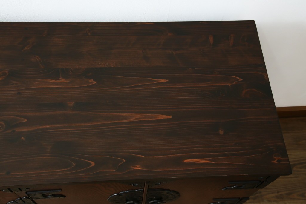 中古　美品　岩谷堂箪笥　「菊幸」　欅(ケヤキ)材　漆塗り　重厚感ある金具が上品な雰囲気を醸し出すサイドチェスト　(R-082655)