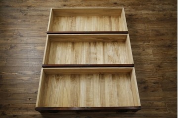 中古　美品　岩谷堂箪笥　「菊幸」　欅(ケヤキ)材　漆塗り　重厚感ある金具が上品な雰囲気を醸し出すサイドチェスト　(R-082655)