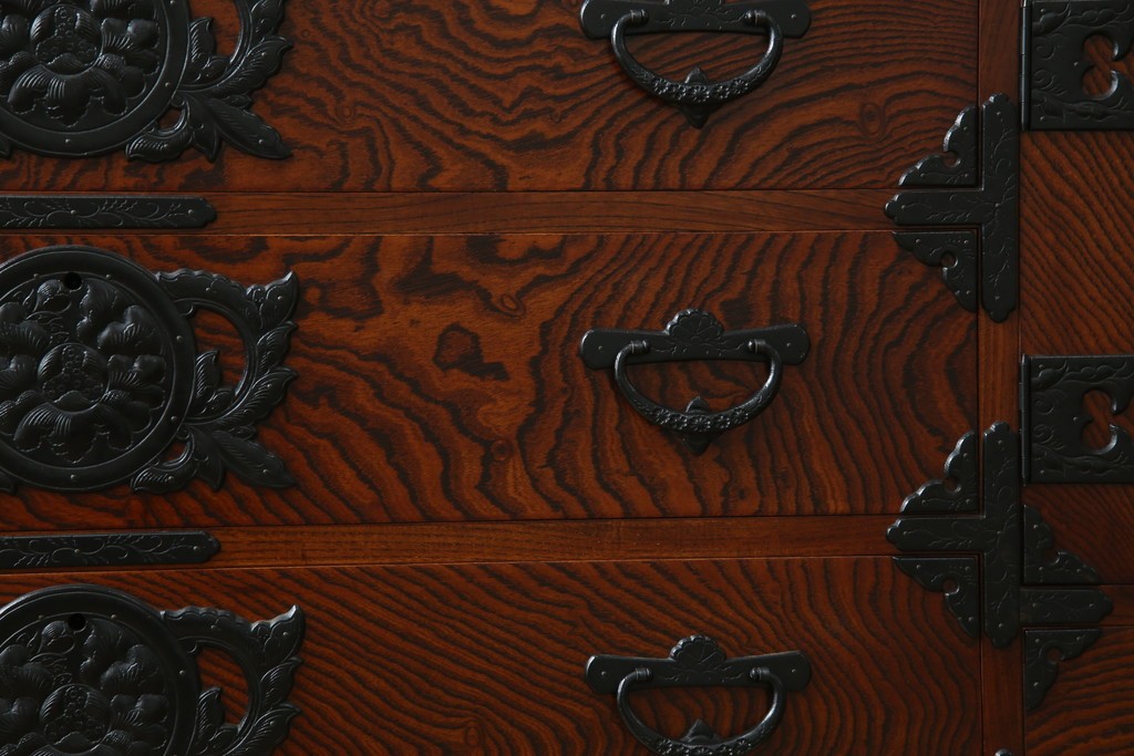 中古　美品　岩谷堂箪笥　「菊幸」　欅(ケヤキ)材　漆塗り　重厚感ある金具が上品な雰囲気を醸し出すサイドチェスト　(R-082655)