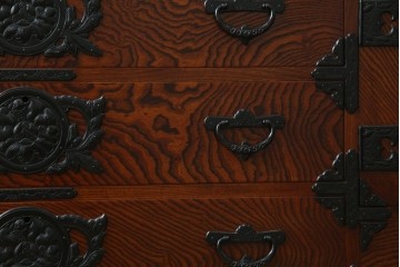 中古　美品　岩谷堂箪笥　「菊幸」　欅(ケヤキ)材　漆塗り　重厚感ある金具が上品な雰囲気を醸し出すサイドチェスト　(R-082655)