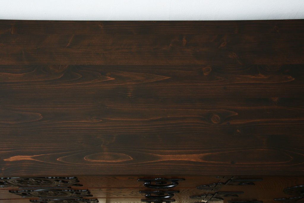 中古　美品　岩谷堂箪笥　「菊幸」　欅(ケヤキ)材　漆塗り　重厚感ある金具が上品な雰囲気を醸し出すサイドチェスト　(R-082655)