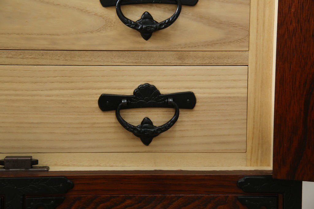 中古　美品　岩谷堂箪笥　「菊幸」　欅(ケヤキ)材　漆塗り　重厚感ある金具が上品な雰囲気を醸し出すサイドチェスト　(R-082655)