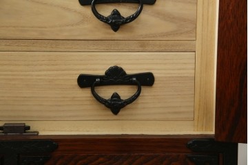 中古　美品　岩谷堂箪笥　「菊幸」　欅(ケヤキ)材　漆塗り　重厚感ある金具が上品な雰囲気を醸し出すサイドチェスト　(R-082655)