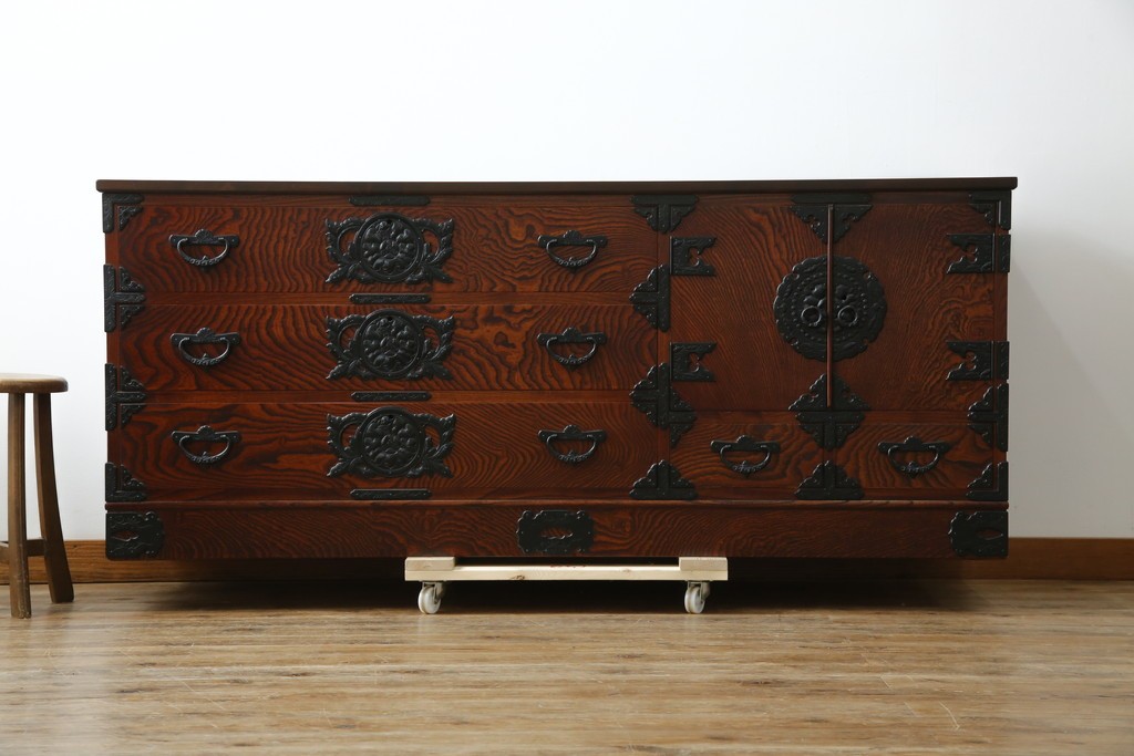 中古　美品　岩谷堂箪笥　「菊幸」　欅(ケヤキ)材　漆塗り　重厚感ある金具が上品な雰囲気を醸し出すサイドチェスト　(R-082655)