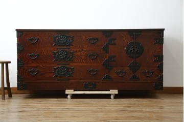 中古　美品　岩谷堂箪笥　「菊幸」　欅(ケヤキ)材　漆塗り　重厚感ある金具が上品な雰囲気を醸し出すサイドチェスト　(R-082655)