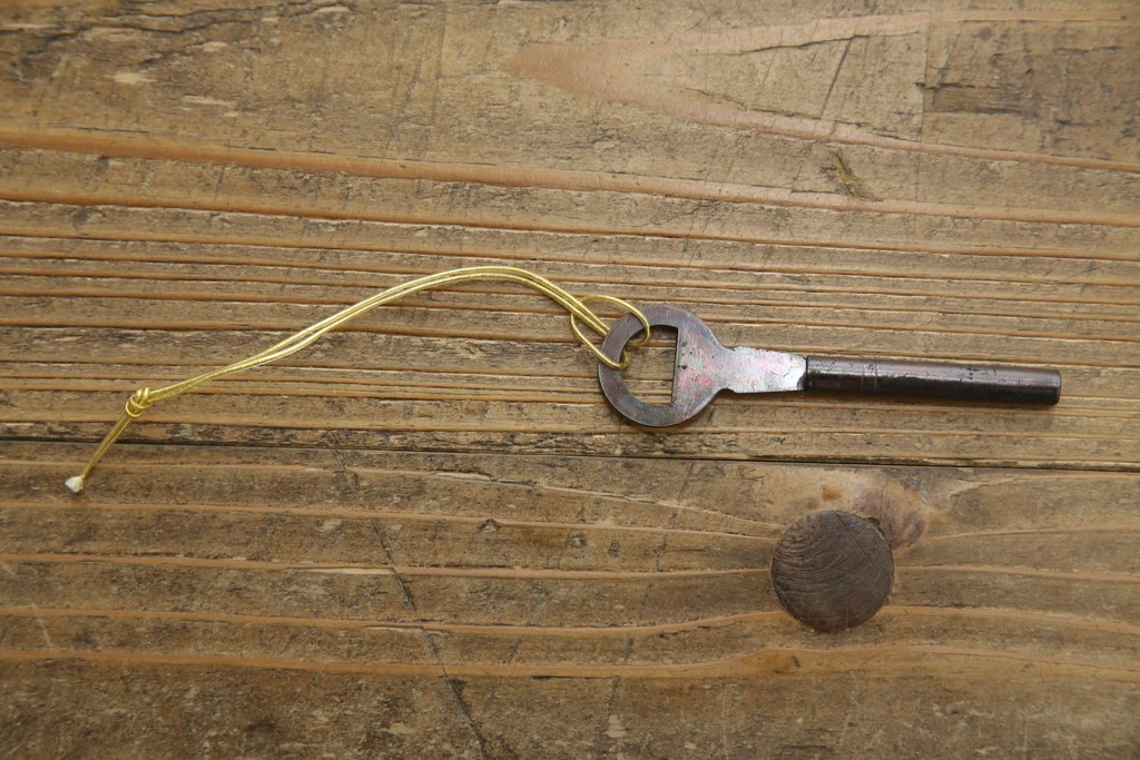 中古　美品　岩谷堂箪笥　「菊幸」　欅(ケヤキ)材　漆塗り　重厚感ある金具が上品な雰囲気を醸し出すサイドチェスト　(R-082655)