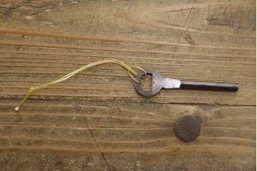 中古　美品　岩谷堂箪笥　「菊幸」　欅(ケヤキ)材　漆塗り　重厚感ある金具が上品な雰囲気を醸し出すサイドチェスト　(R-082655)