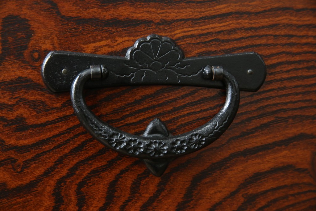 中古　美品　岩谷堂箪笥　「菊幸」　欅(ケヤキ)材　漆塗り　重厚感ある金具が上品な雰囲気を醸し出すサイドチェスト　(R-082655)