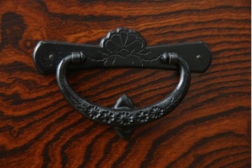 中古　美品　岩谷堂箪笥　「菊幸」　欅(ケヤキ)材　漆塗り　重厚感ある金具が上品な雰囲気を醸し出すサイドチェスト　(R-082655)