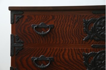 中古　美品　岩谷堂箪笥　「菊幸」　欅(ケヤキ)材　漆塗り　重厚感ある金具が上品な雰囲気を醸し出すサイドチェスト　(R-082655)