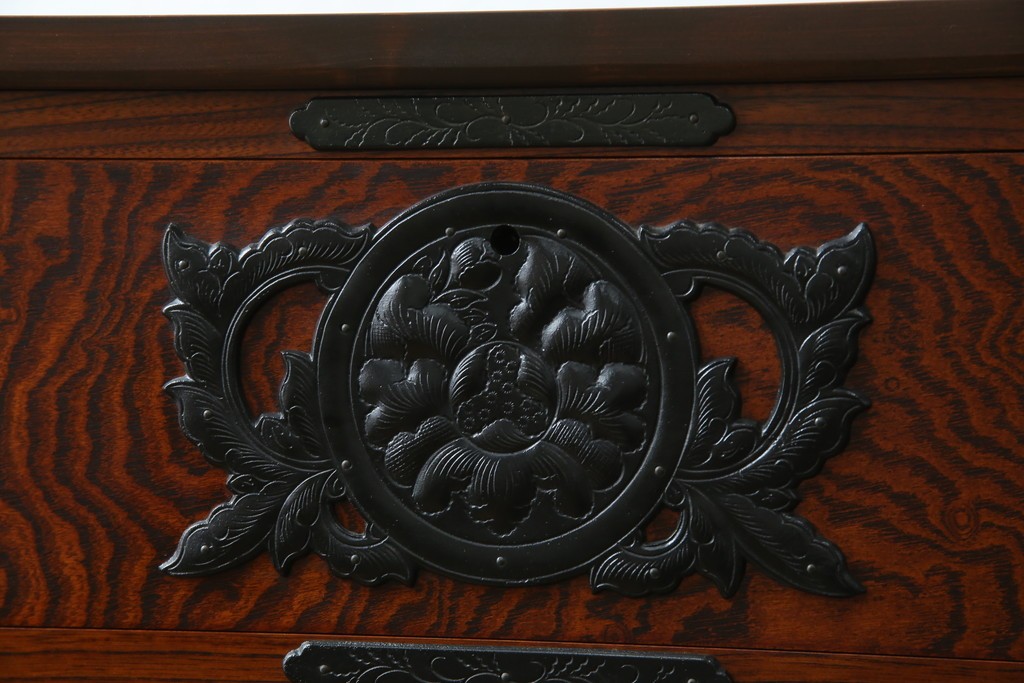 中古　美品　岩谷堂箪笥　「菊幸」　欅(ケヤキ)材　漆塗り　重厚感ある金具が上品な雰囲気を醸し出すサイドチェスト　(R-082655)