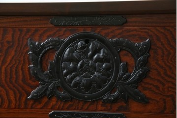 中古　美品　岩谷堂箪笥　「菊幸」　欅(ケヤキ)材　漆塗り　重厚感ある金具が上品な雰囲気を醸し出すサイドチェスト　(R-082655)