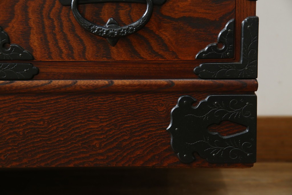 中古　美品　岩谷堂箪笥　「菊幸」　欅(ケヤキ)材　漆塗り　重厚感ある金具が上品な雰囲気を醸し出すサイドチェスト　(R-082655)