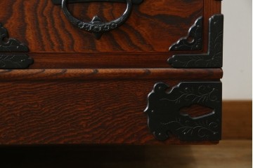 中古　美品　岩谷堂箪笥　「菊幸」　欅(ケヤキ)材　漆塗り　重厚感ある金具が上品な雰囲気を醸し出すサイドチェスト　(R-082655)