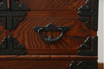 中古　美品　岩谷堂箪笥　「菊幸」　欅(ケヤキ)材　漆塗り　重厚感ある金具が上品な雰囲気を醸し出すサイドチェスト　(R-082655)