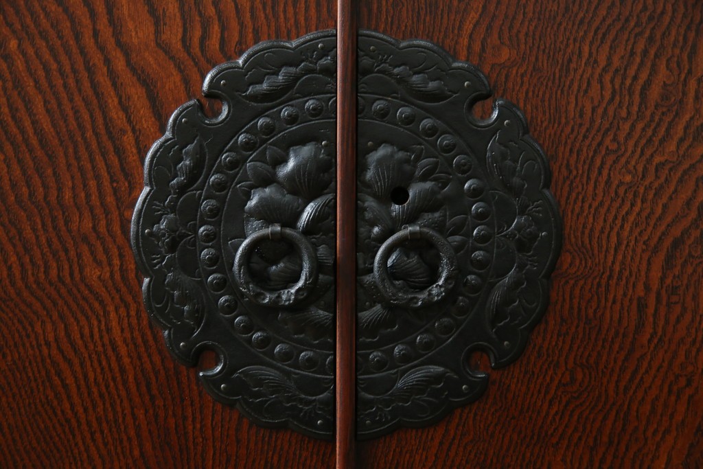 中古　美品　岩谷堂箪笥　「菊幸」　欅(ケヤキ)材　漆塗り　重厚感ある金具が上品な雰囲気を醸し出すサイドチェスト　(R-082655)