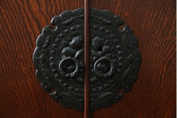 中古　美品　岩谷堂箪笥　「菊幸」　欅(ケヤキ)材　漆塗り　重厚感ある金具が上品な雰囲気を醸し出すサイドチェスト　(R-082655)