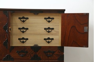 中古　美品　岩谷堂箪笥　「菊幸」　欅(ケヤキ)材　漆塗り　重厚感ある金具が上品な雰囲気を醸し出すサイドチェスト　(R-082655)