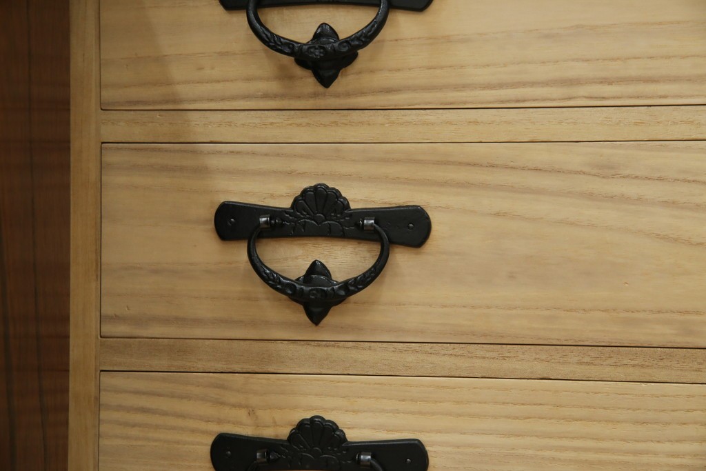 中古　美品　岩谷堂箪笥　「菊幸」　欅(ケヤキ)材　漆塗り　重厚感ある金具が上品な雰囲気を醸し出すサイドチェスト　(R-082655)