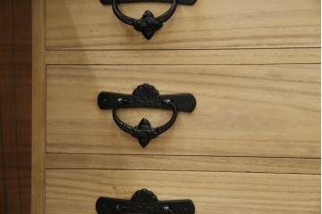 中古　美品　岩谷堂箪笥　「菊幸」　欅(ケヤキ)材　漆塗り　重厚感ある金具が上品な雰囲気を醸し出すサイドチェスト　(R-082655)