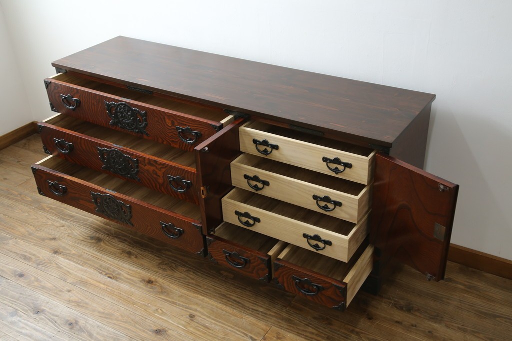 中古　美品　岩谷堂箪笥　「菊幸」　欅(ケヤキ)材　漆塗り　重厚感ある金具が上品な雰囲気を醸し出すサイドチェスト　(R-082655)