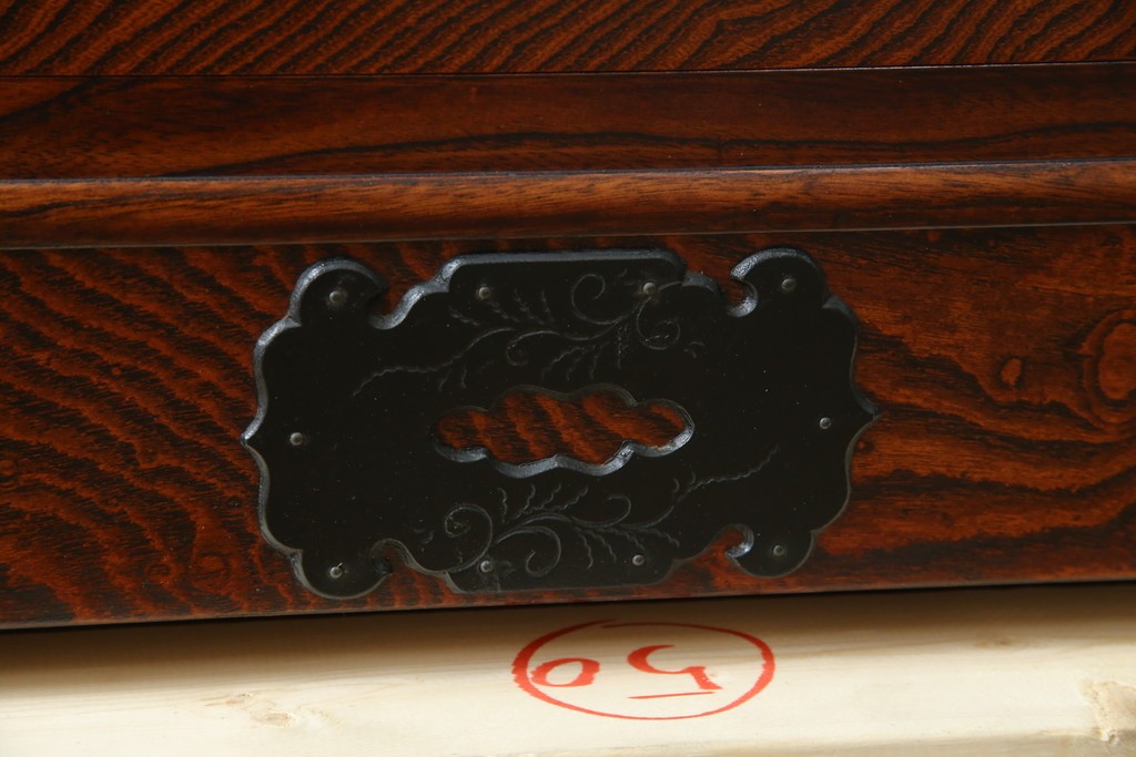 中古　美品　岩谷堂箪笥　「菊幸」　欅(ケヤキ)材　漆塗り　重厚感ある金具が上品な雰囲気を醸し出すサイドチェスト　(R-082655)