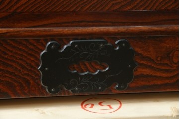 中古　美品　岩谷堂箪笥　「菊幸」　欅(ケヤキ)材　漆塗り　重厚感ある金具が上品な雰囲気を醸し出すサイドチェスト　(R-082655)