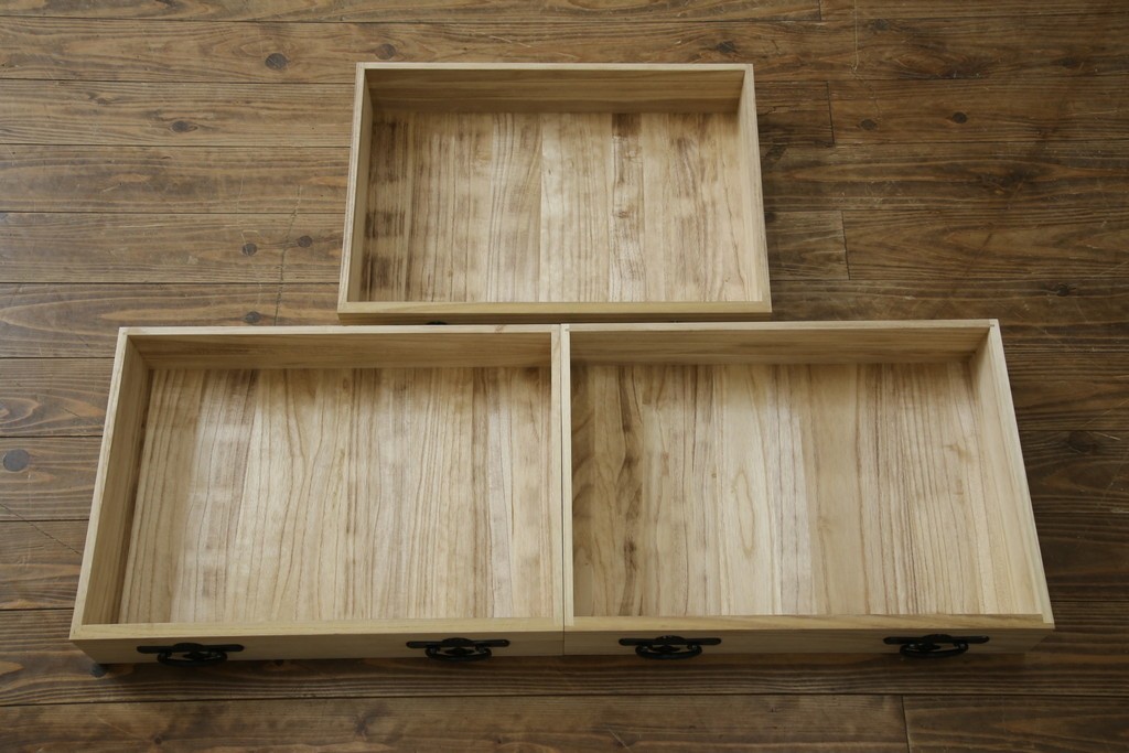 中古　美品　岩谷堂箪笥　「菊幸」　欅(ケヤキ)材　漆塗り　重厚感ある金具が上品な雰囲気を醸し出すサイドチェスト　(R-082655)