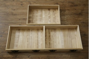 中古　美品　岩谷堂箪笥　「菊幸」　欅(ケヤキ)材　漆塗り　重厚感ある金具が上品な雰囲気を醸し出すサイドチェスト　(R-082655)