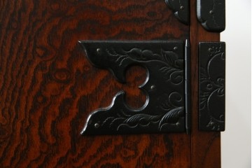 中古　美品　岩谷堂箪笥　「菊幸」　欅(ケヤキ)材　漆塗り　重厚感ある金具が上品な雰囲気を醸し出すサイドチェスト　(R-082655)