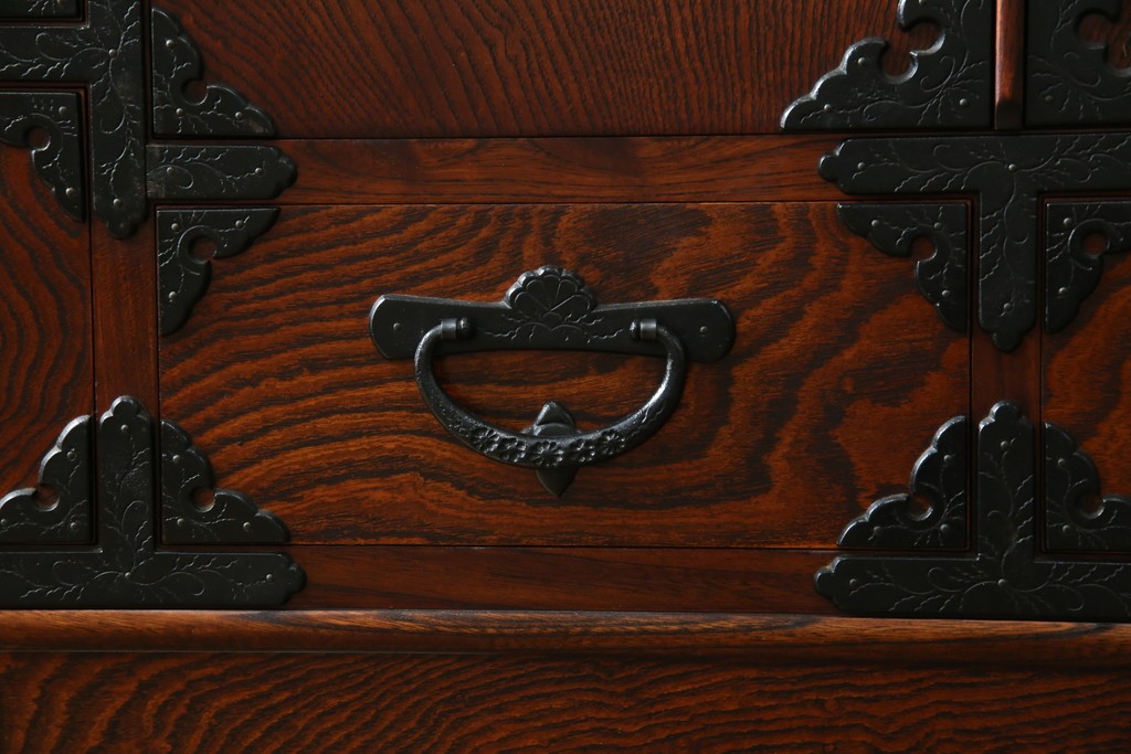 中古　美品　岩谷堂箪笥　「菊幸」　欅(ケヤキ)材　漆塗り　重厚感ある金具が上品な雰囲気を醸し出すサイドチェスト　(R-082655)