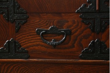 中古　美品　岩谷堂箪笥　「菊幸」　欅(ケヤキ)材　漆塗り　重厚感ある金具が上品な雰囲気を醸し出すサイドチェスト　(R-082655)